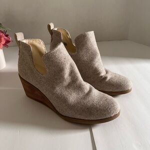 TOMS Women's Textured Kallie Wedge Beige Ankle Booties - Sz 5W